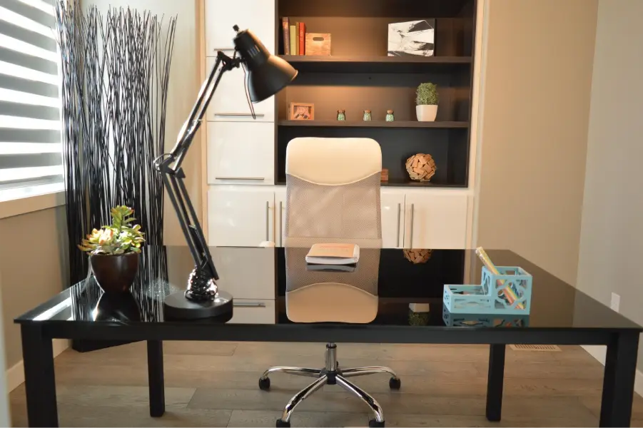 Modern home office design ideas featuring a black desk, ergonomic chair, and built-in shelves